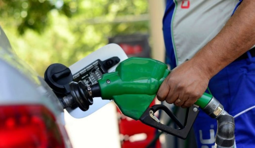 Bencinas bajarán sus precios por cuarta semana consecutiva
