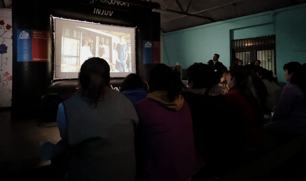 Llevan ‘Cine Itinerante’ a internas de la cárcel El Manzano
