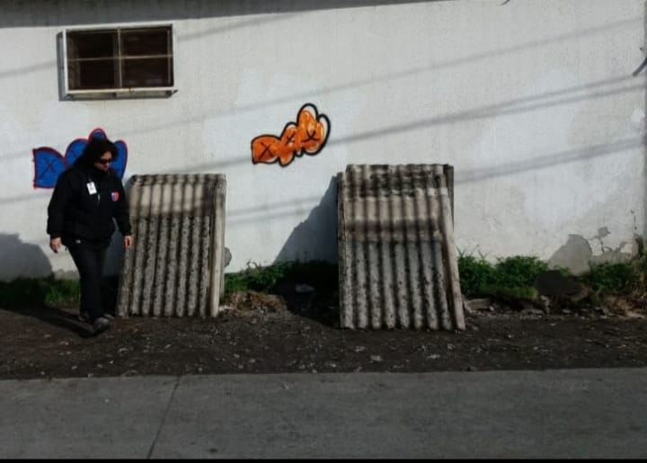 “Maestros” cambiaron techo de Cesfam de Chiguayante con asbesto y lo dejaron tirado