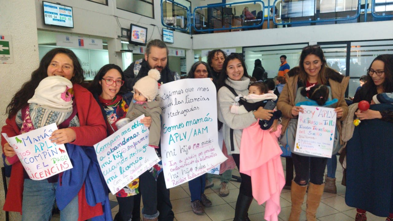 Desesperadas madres de niños alérgicos alimentarios en Concepción claman a Compin que pague licencias