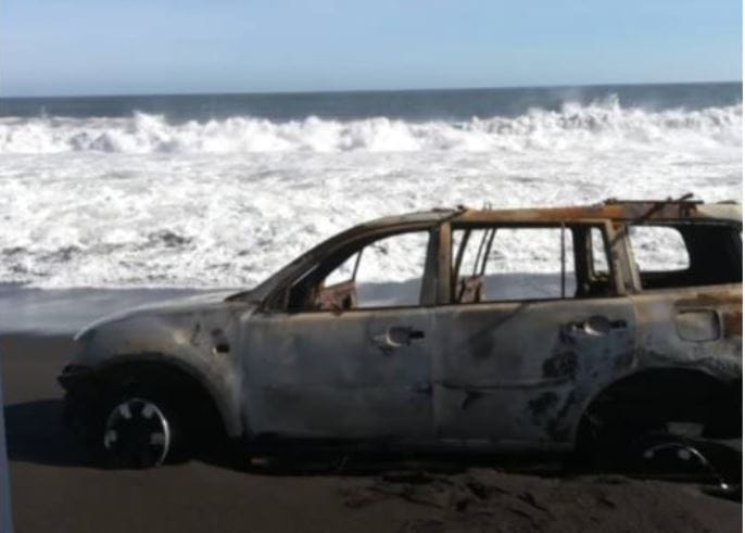 Maniatan a dueño de casa penquista en cruel asalto: roban su auto para quemarlo frente a la playa
