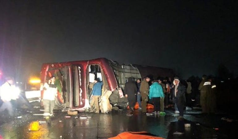 Volcamiento bus Línea Azul: Máquina cumplía con legislación vigente y chofer tiene papeles al día