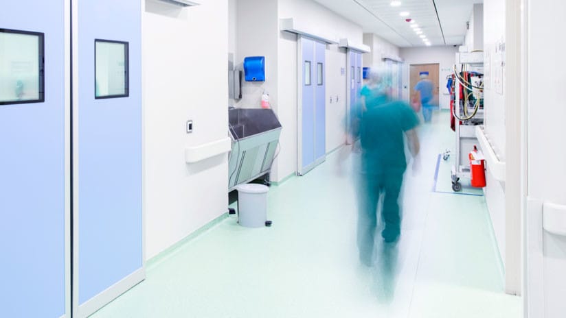 Mujer muere tras error en extirpación de vesícula en clínica que amputó una pierna equivocada a adulta mayor