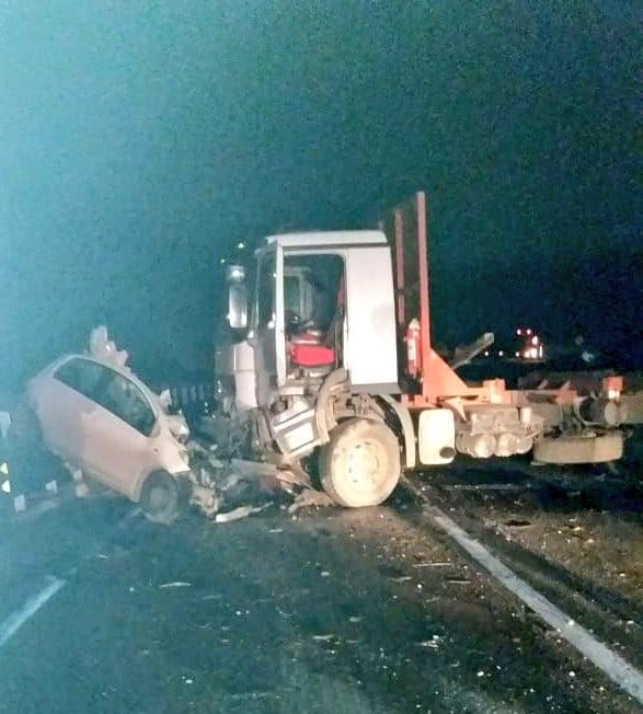 Joven de 22 años muere en colisión frontal contra un camión en Santa Juana