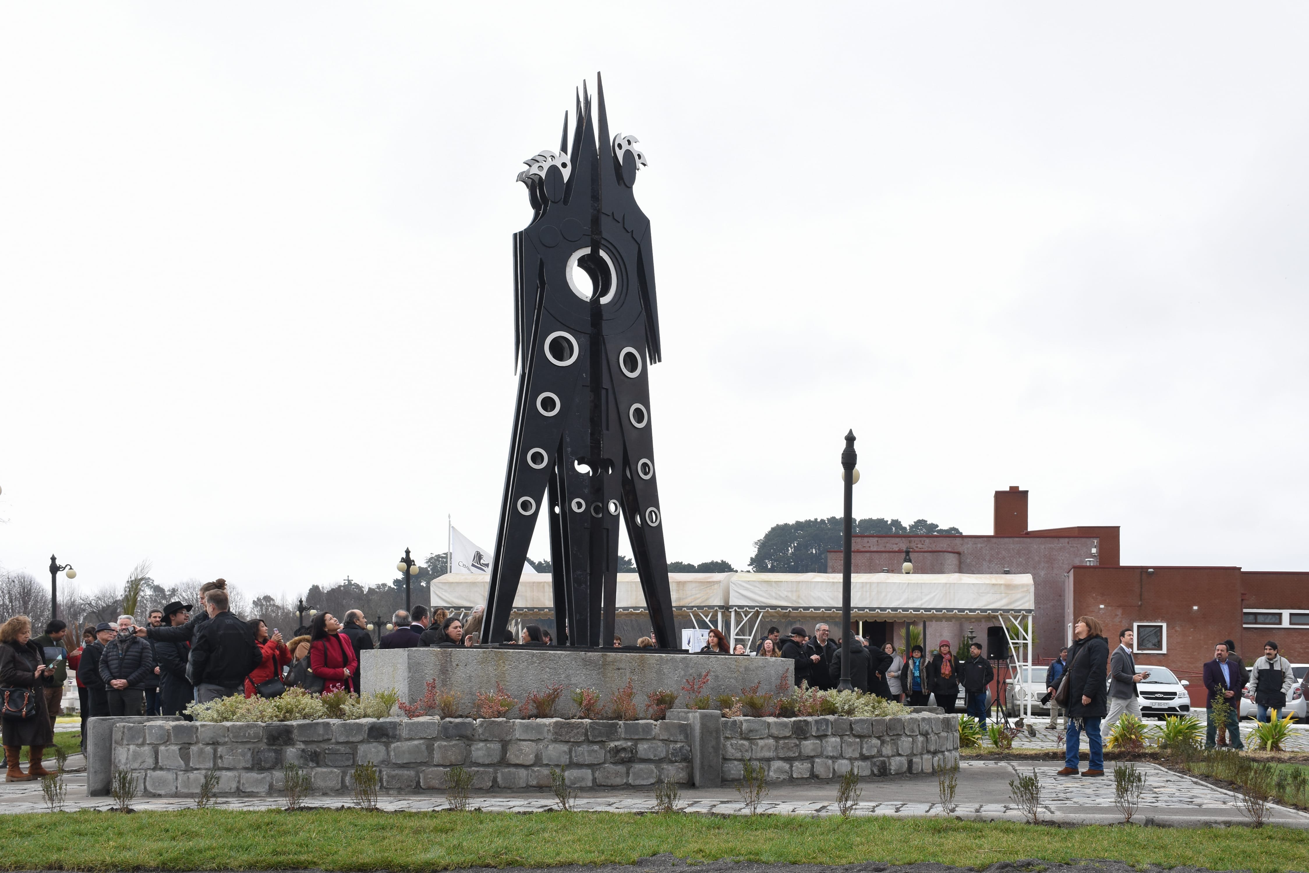 Inauguran escultura para potenciar valor arquitectónico y cultural de cementerio de Concepción