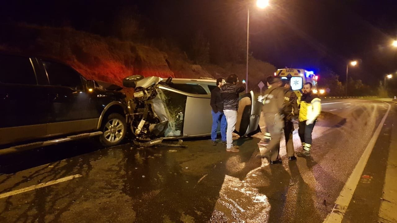 Colisión con volcamiento en Penco deja personas heridas durante la madrugada