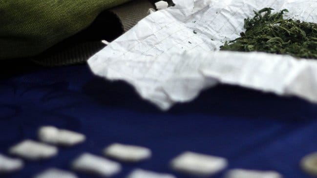Chiguayante: Tenía pasta base y marihuana e intentó botarla por lavaplatos tras allanamiento