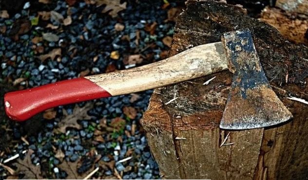 Brutal homicidio: Con hachazos matan a una persona en servicentro de Lota