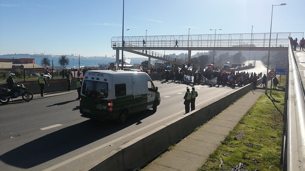 Profesores cortan ruta 160 en medio de visita de Ubilla a Lota