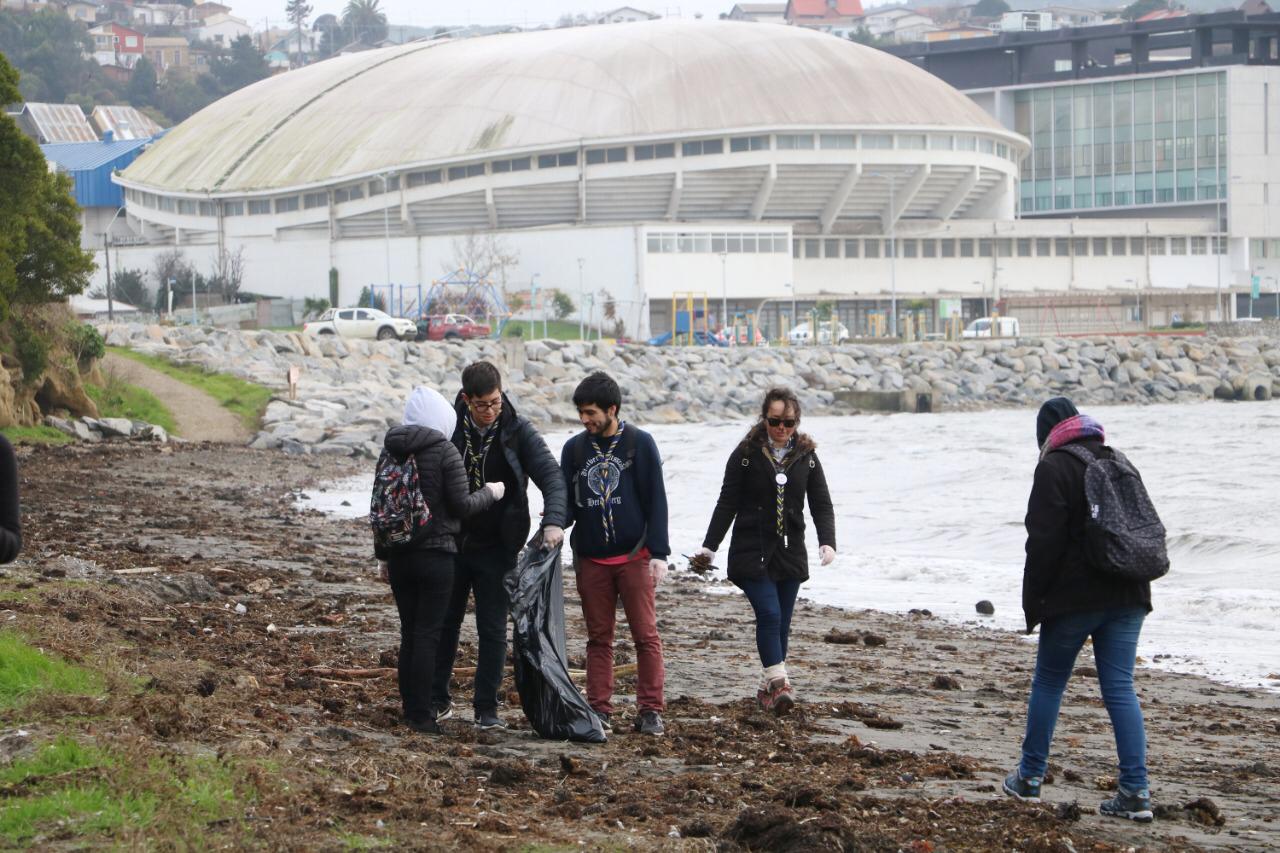 Un ejemplo: niños scouts de Talcahuano limpiaron la basura en la playa