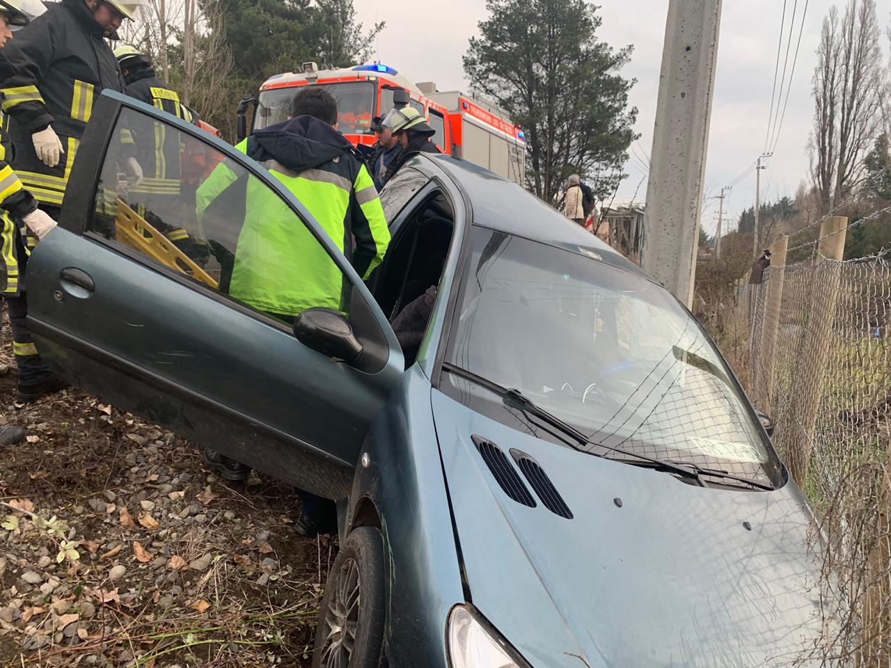 Chofer ebrio desbarrancó su auto, puso a un amigo borracho al volante y se fugó