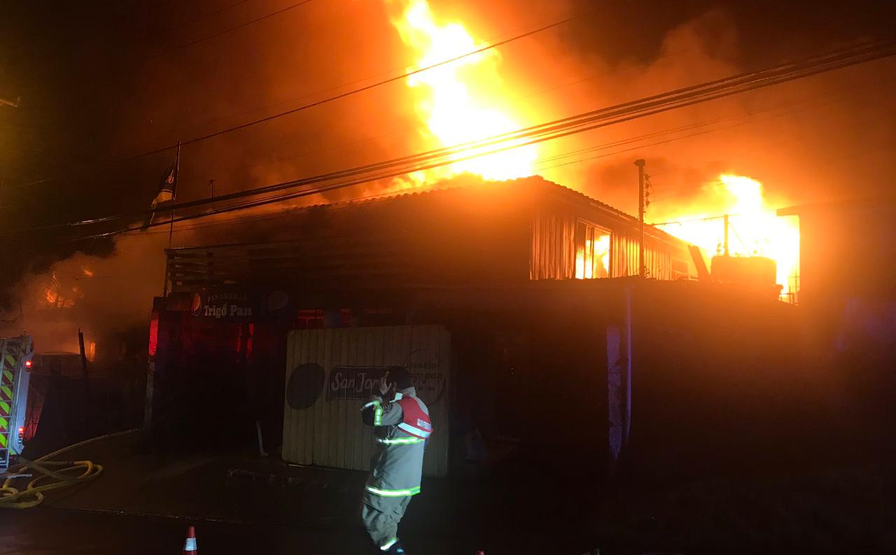 Reconocida panadería de los cerros de Talcahuano termina consumida tras incendio