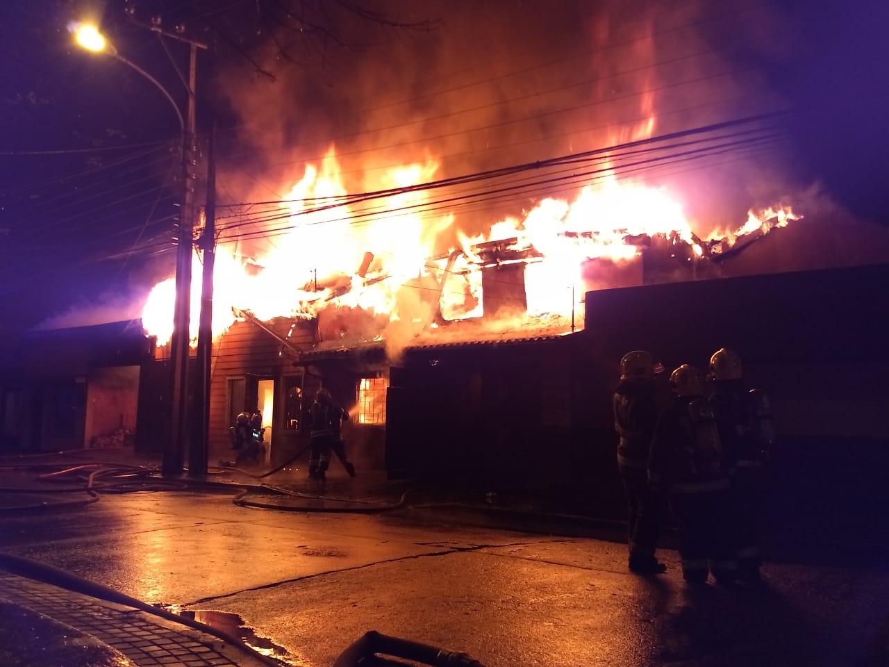 Incendio arrasa con tres viviendas en Concepción