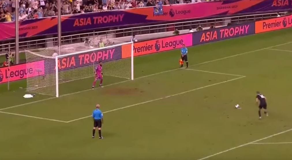 ¡Notable! Claudio Bravo tapó un penal para el Manchester City