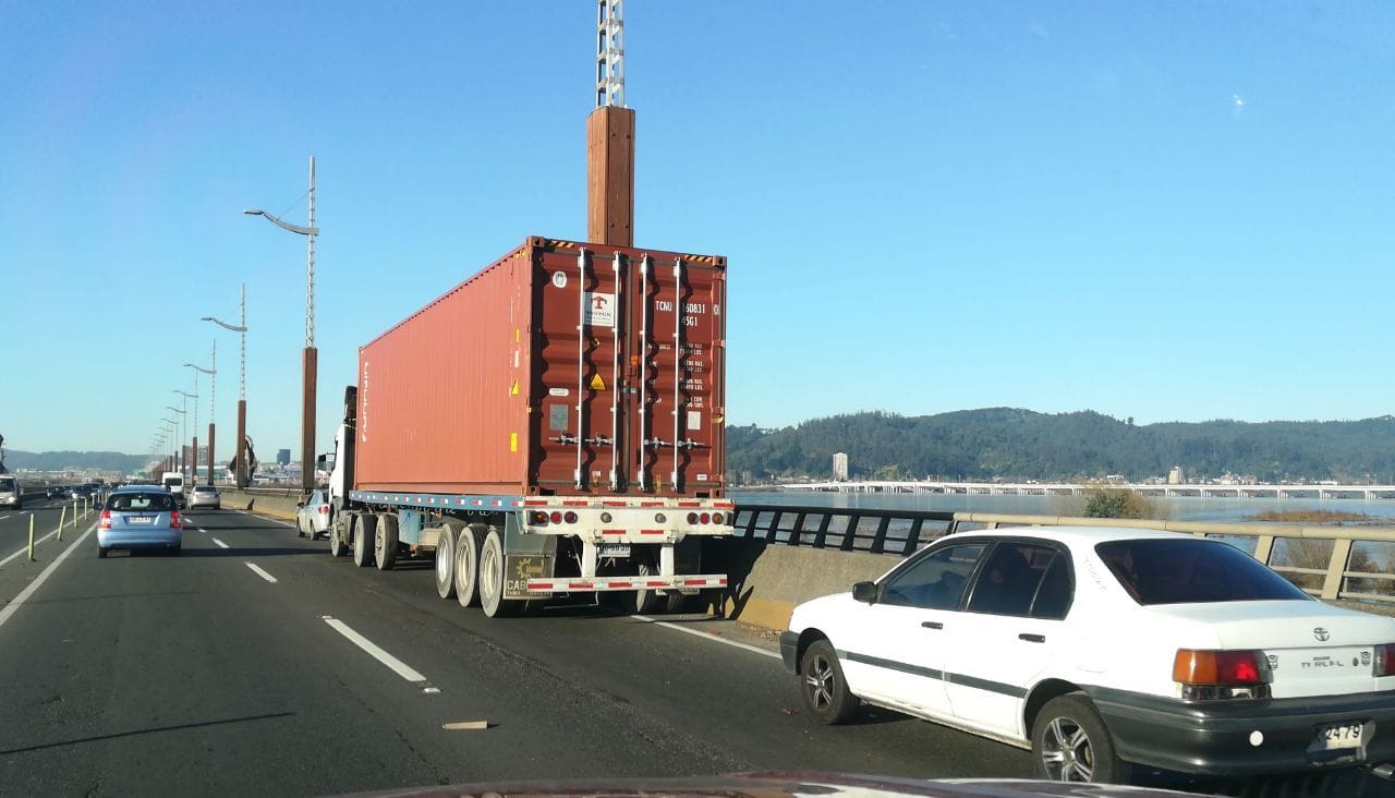 Camión en panne sobre el Puente Llacolén provoca caos vial en San Pedro de la Paz