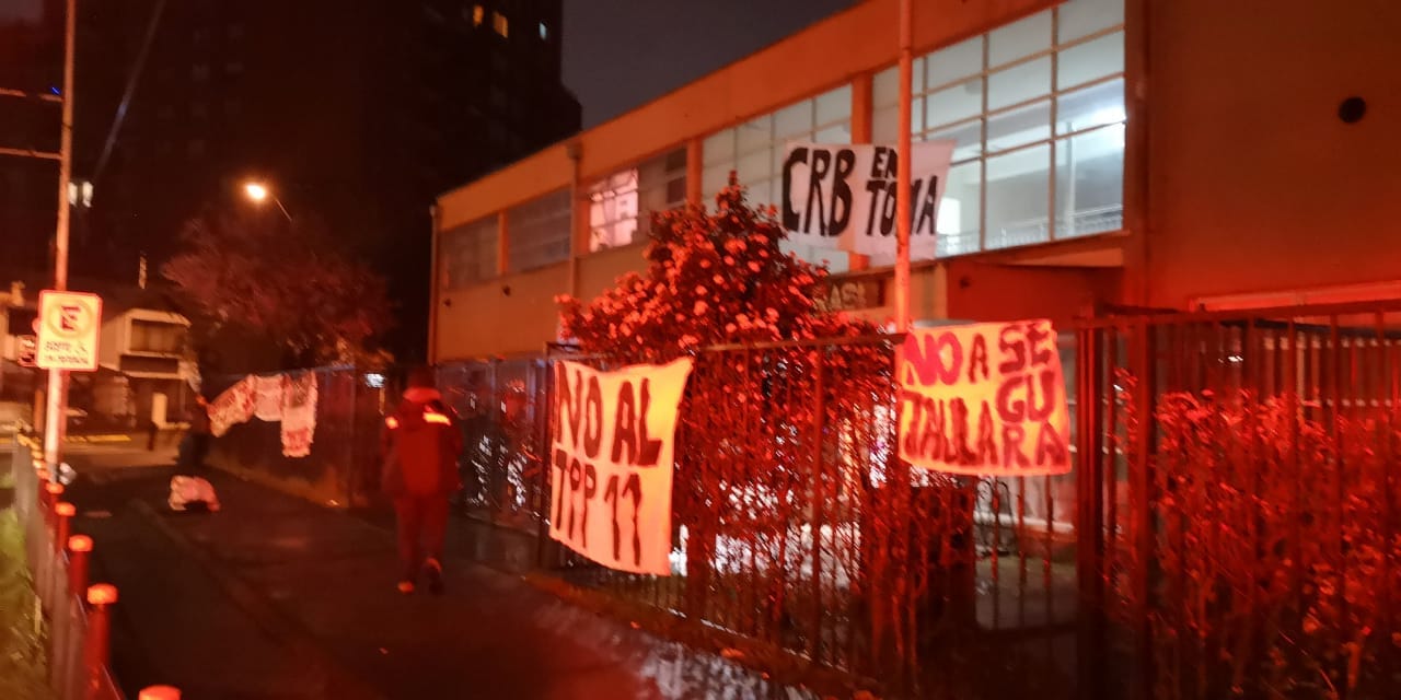 Estudiantes se tomaron Colegio Brasil en Concepción