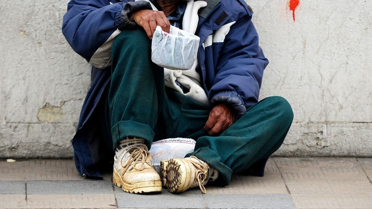 Alcalde se disfrazó de indigente y comprobó los malos tratos de sus funcionarios