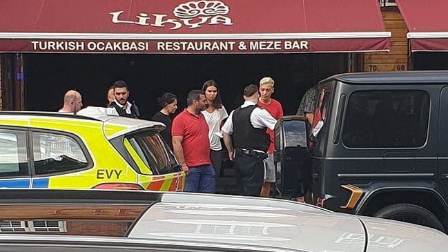 Mesut Özil sufrió un intento de robo y compañero de equipo lo defendió a golpes