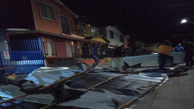 Viento voló techos, botó árboles y cortó la luz en Penco