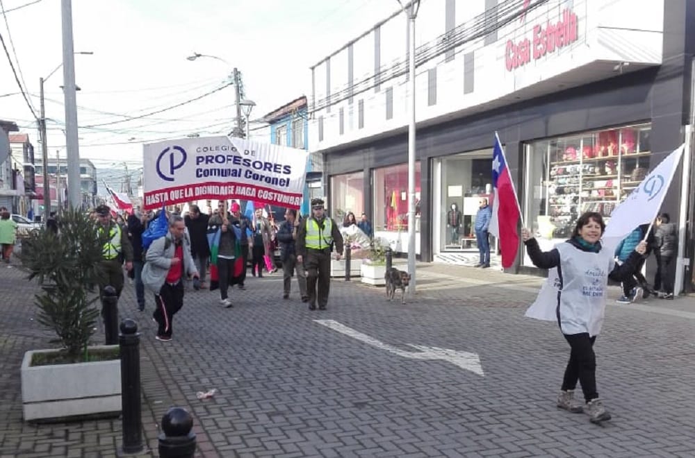 Docentes de Coronel parten caminata que terminará el miércoles en el Mineduc