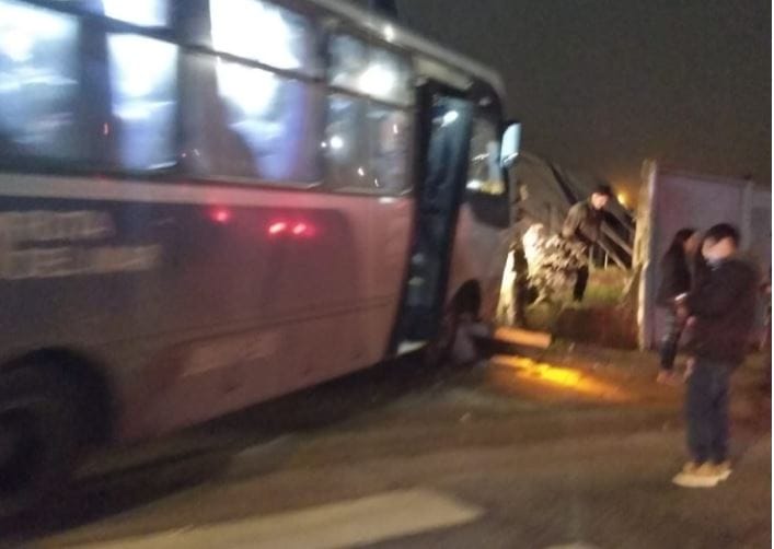 Seis pasajeros lesionados deja el choque de micro Ruta del Mar contra una pared