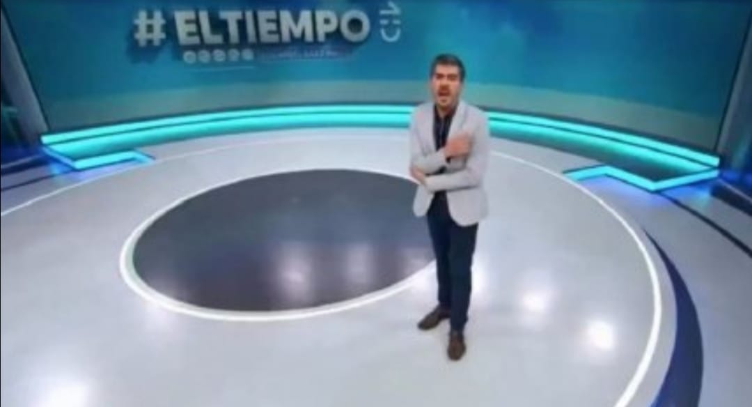 Meteorólogo de CHV ironizó con “mi codo” en pantalla