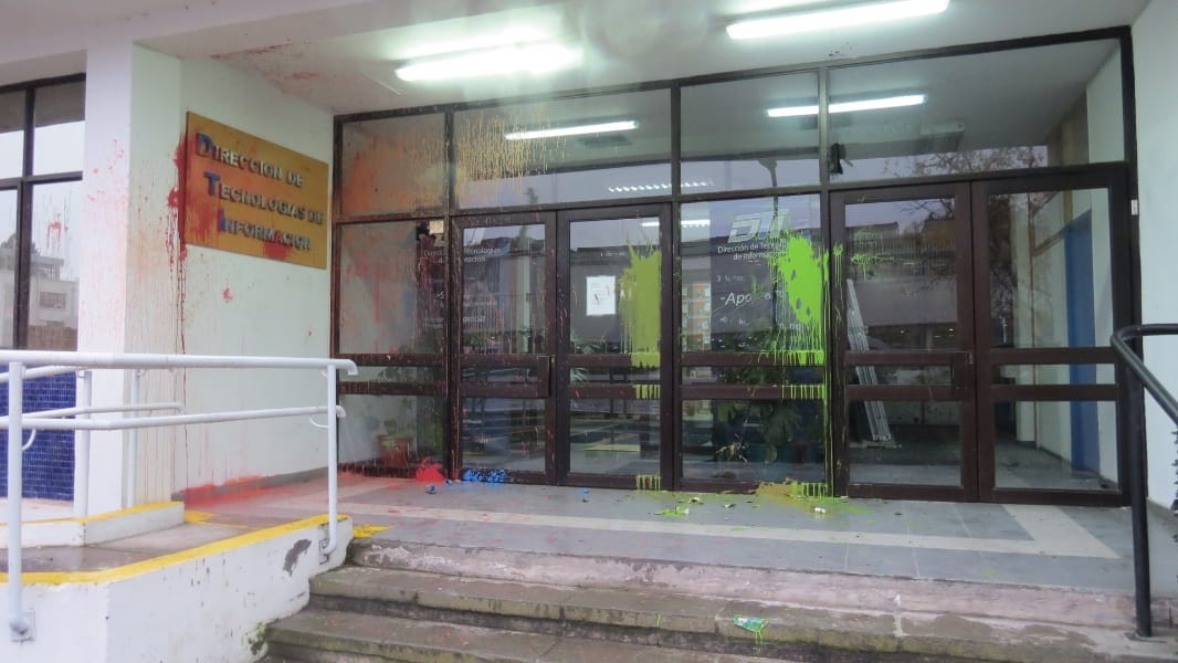 Rayados, bombas de pintura y vidrios rotos: UdeC condena graves ataques a edificios