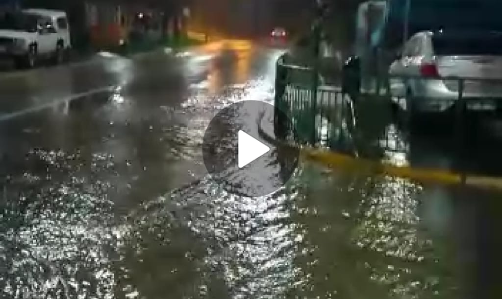 Intensas lluvias “bloquean” entrada a Urgencias del Hospital de Coronel