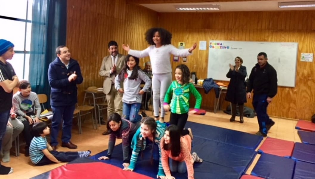 Lluvia no impide que estudiantes disfruten campamento histórico en Los Ángeles
