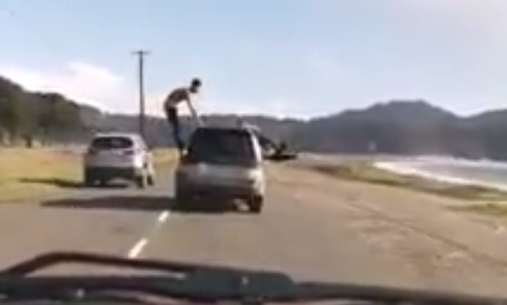Colgando por las ventanas: Graban arriesgada maniobra en auto camino a Lenga