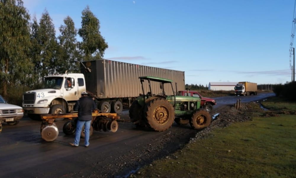 Vecinos se toman rutas de Mulchén para exigir reparación de los caminos 