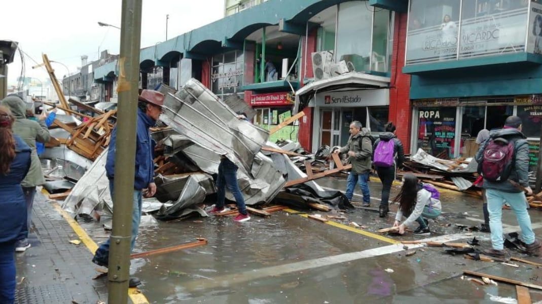 Entregan beneficio económico estatal a comerciantes afectados por los tornados