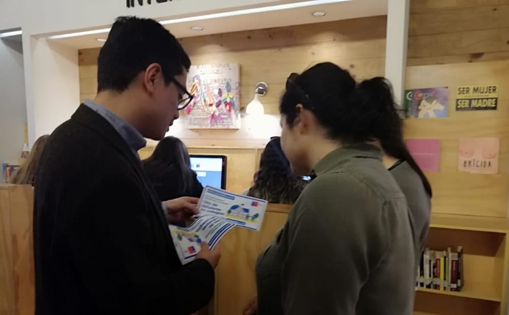 Difunden en Concepción la consulta nacional sobre el uso de celulares en salas de clases