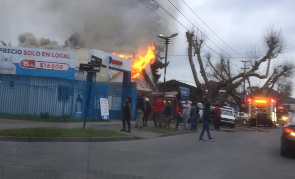Violento incendio en vivienda amenaza a empresa de gas en Concepción