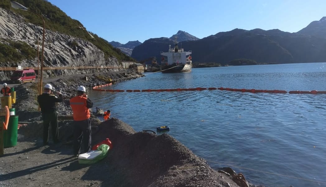 Indignación kawésqar tras el derrame de combustible en isla Guarello