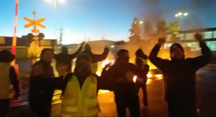 Talcahuano amaneció nuevamente con barricadas por la jibia
