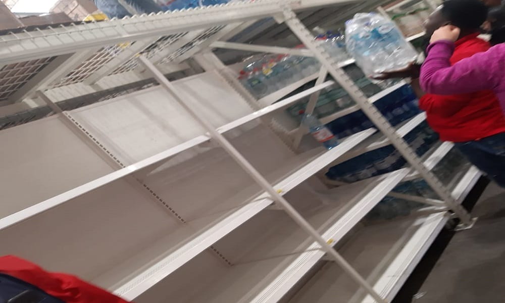 Vecinos de Chiguayante arrasan con agua embotellada de supermercados tras corte masivo