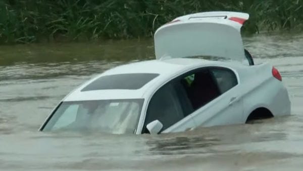 Joven tiró al río un BMW recién regalado: Había pedido un Jaguar