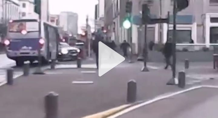 Cámara captó violenta colisión entre micro y vehículo en la esquina de la plaza en Concepción
