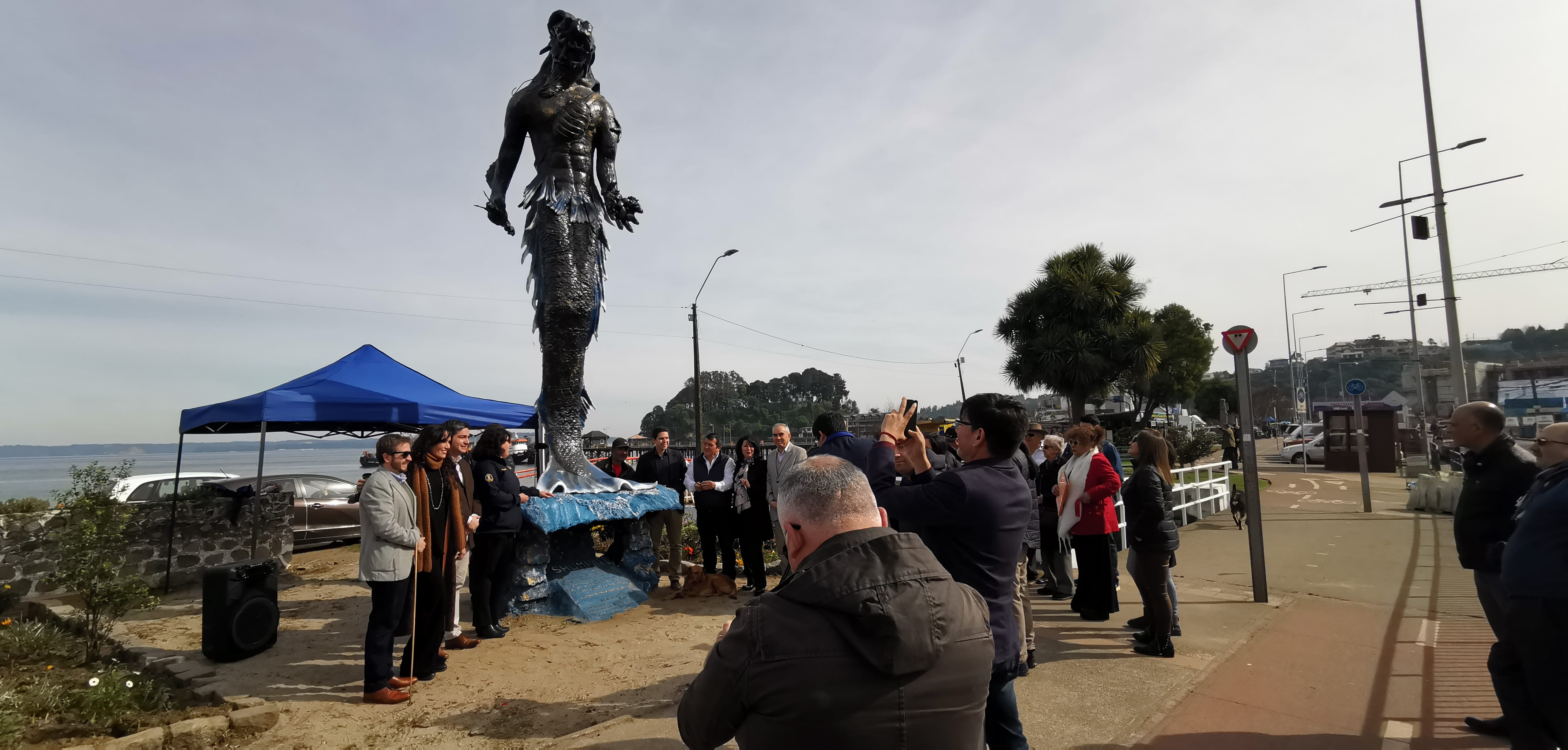 La historia tras la imponente estatua que sorprende en Tomé: es el “Poseidón” de la leyenda Mapuche