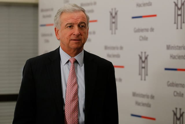 Ministro Larraín advierte perdida de 250 mil empleos por jornada laboral de 40 horas