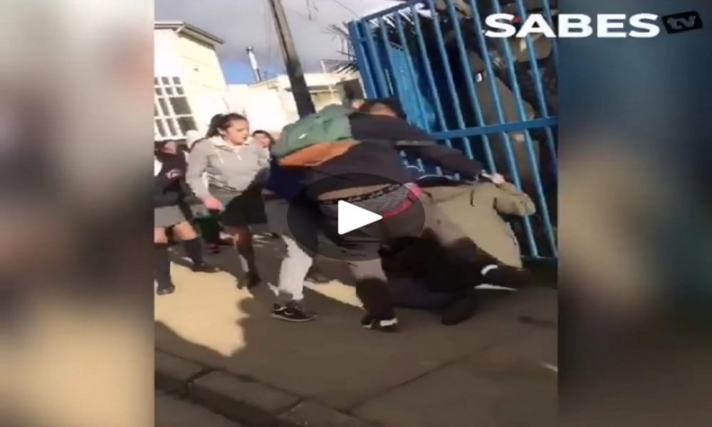 VIDEO| Acusan bullying extremo en Tomé: Graban brutal golpiza a hermanos frente a su liceo