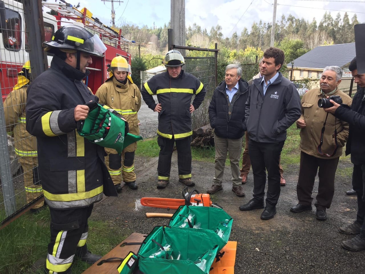 Vecinos de Florida reciben nuevo equipamiento para enfrentar incendios forestales