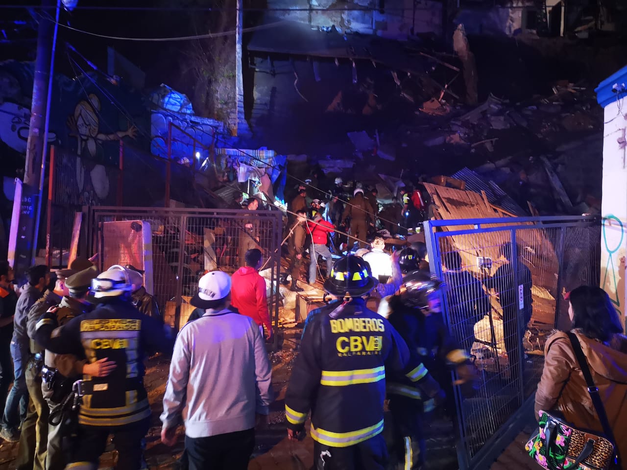 Al menos tres fallecidos deja derrumbe en Valparaíso