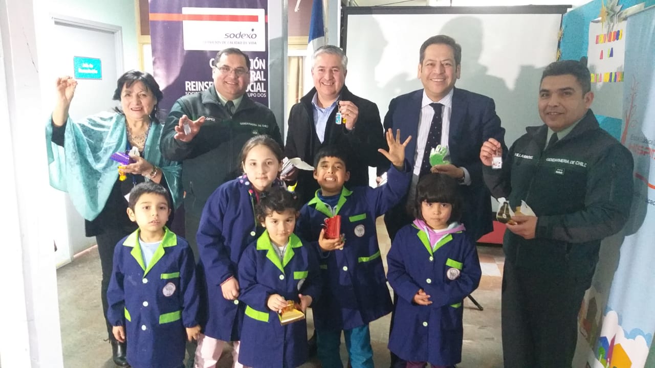 Juguetes hechos por internos de El Manzano son donados a Escuela Hospitalaria