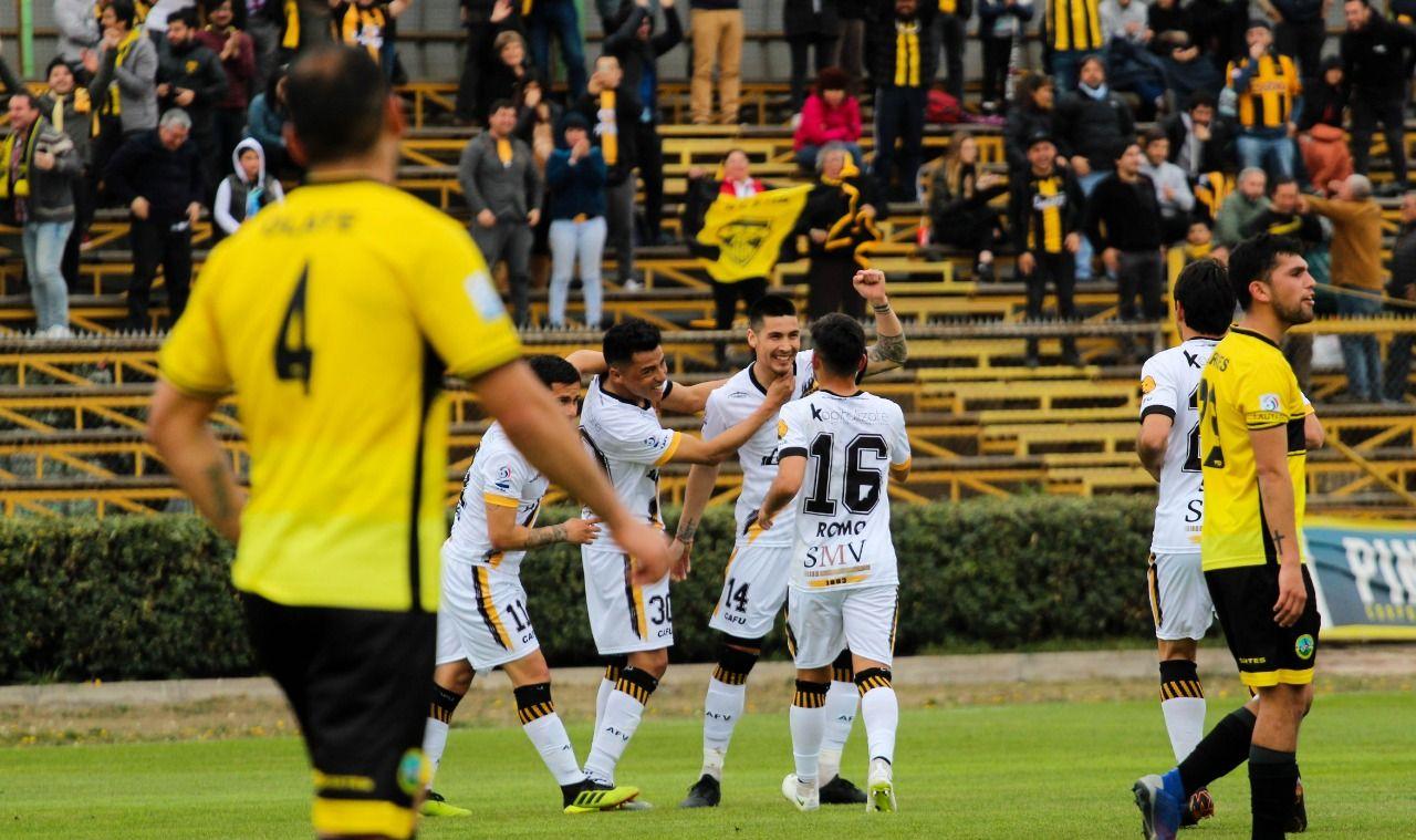 Jorge Garcés debutó con una goleada al mando de Fernández Vial ante Buin