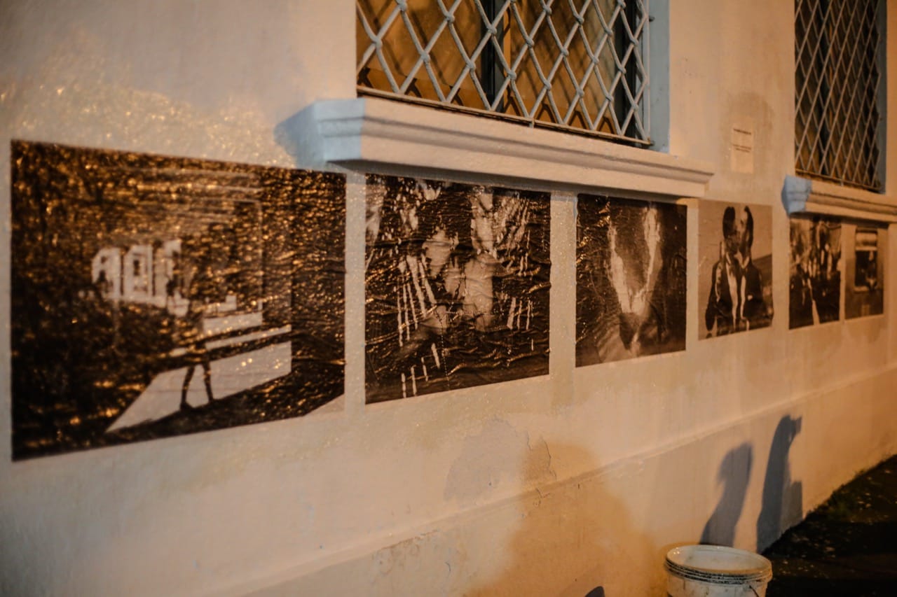 Sorprendente intervención fotográfica transformó las calles de Concepción en galerías de arte