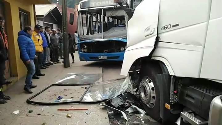 Siete lesionados dejó colisión frontal entre un bus y un camión en Tomé