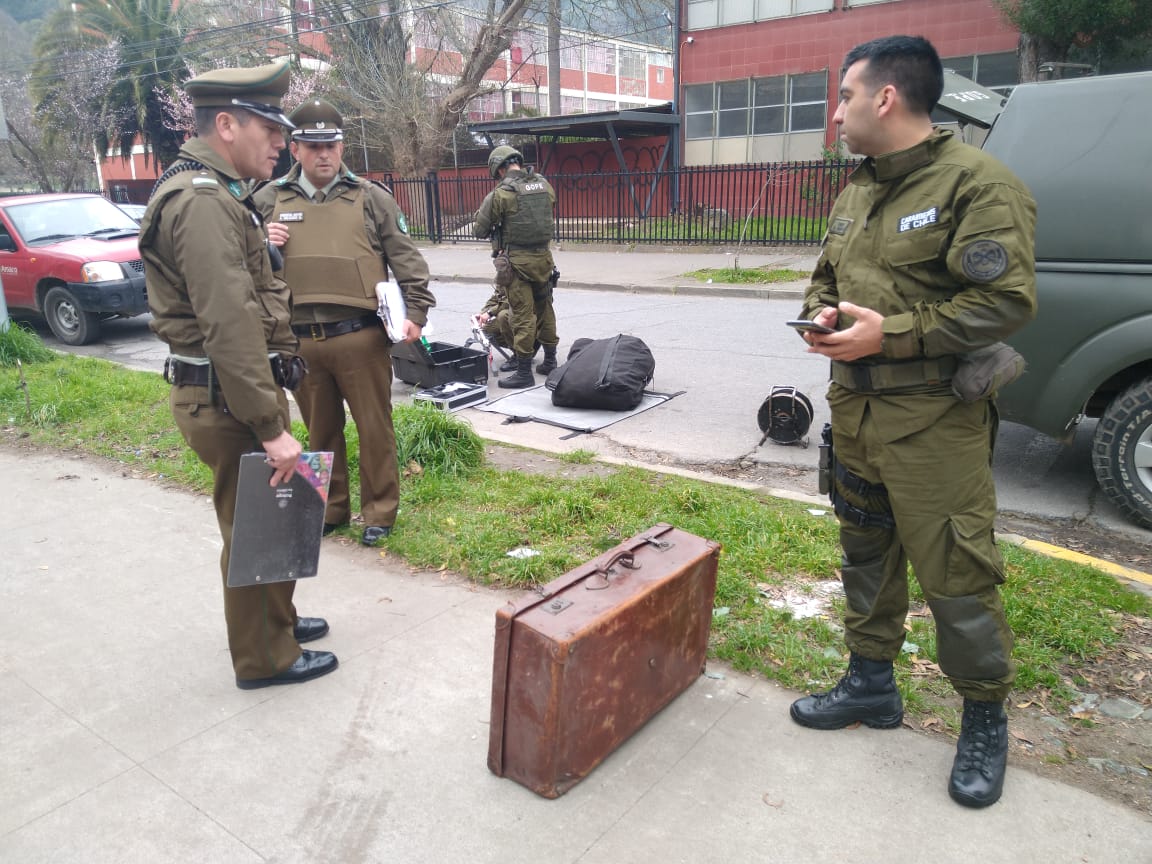Misteriosa maleta obliga evacuación de Liceo Enrique Molina y Biblioteca Municipal en Concepción