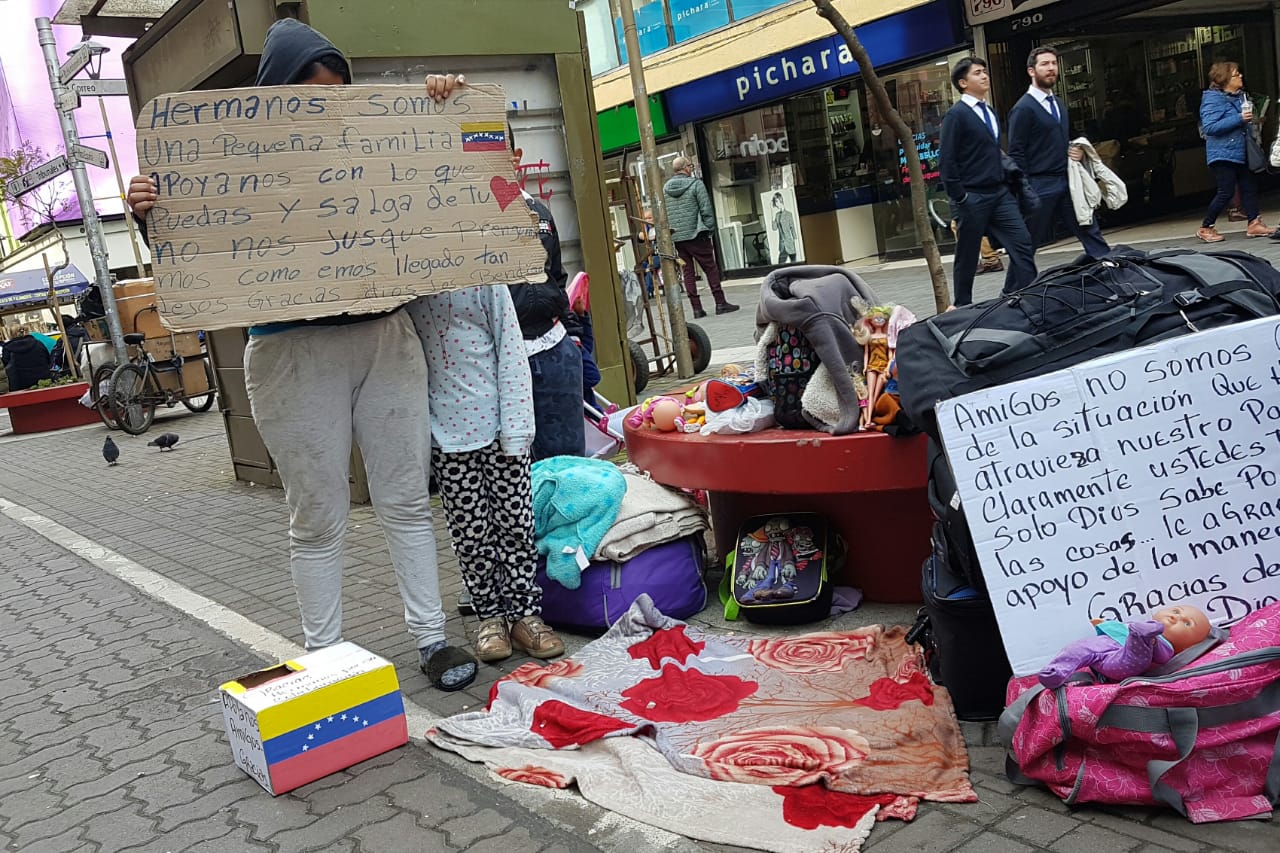 Navarro por venezolanos con maletas y niños en el centro de Concepción: “Hay que parar el bloqueo económico”